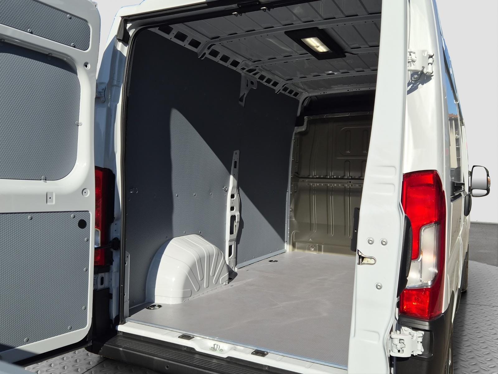 Opel Movano Kaw. 3.3 t L2 H2 2.2 TD 140, Bild 9