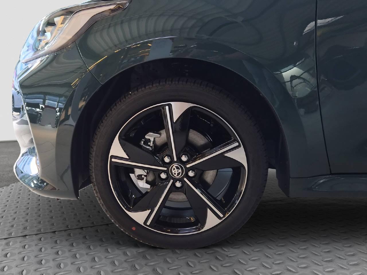 Toyota Yaris 1.5 VVT-i HSD Premium, Bild 9