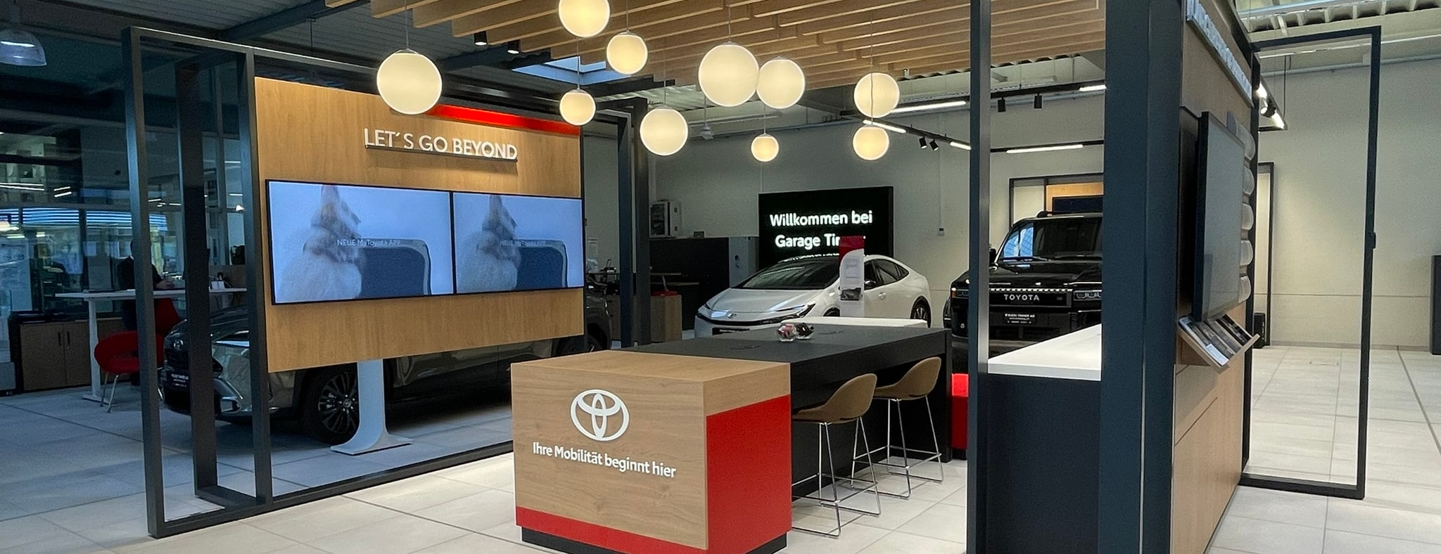 Beratungsbereich im Showroom der Garage Ruedi Tinner AG in Baden